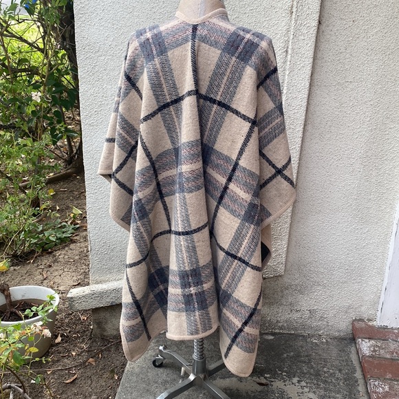 Neiman Marcus beautiful Ruana Cape/Shawl. This is so beautiful & chic - Picture 6 of 10